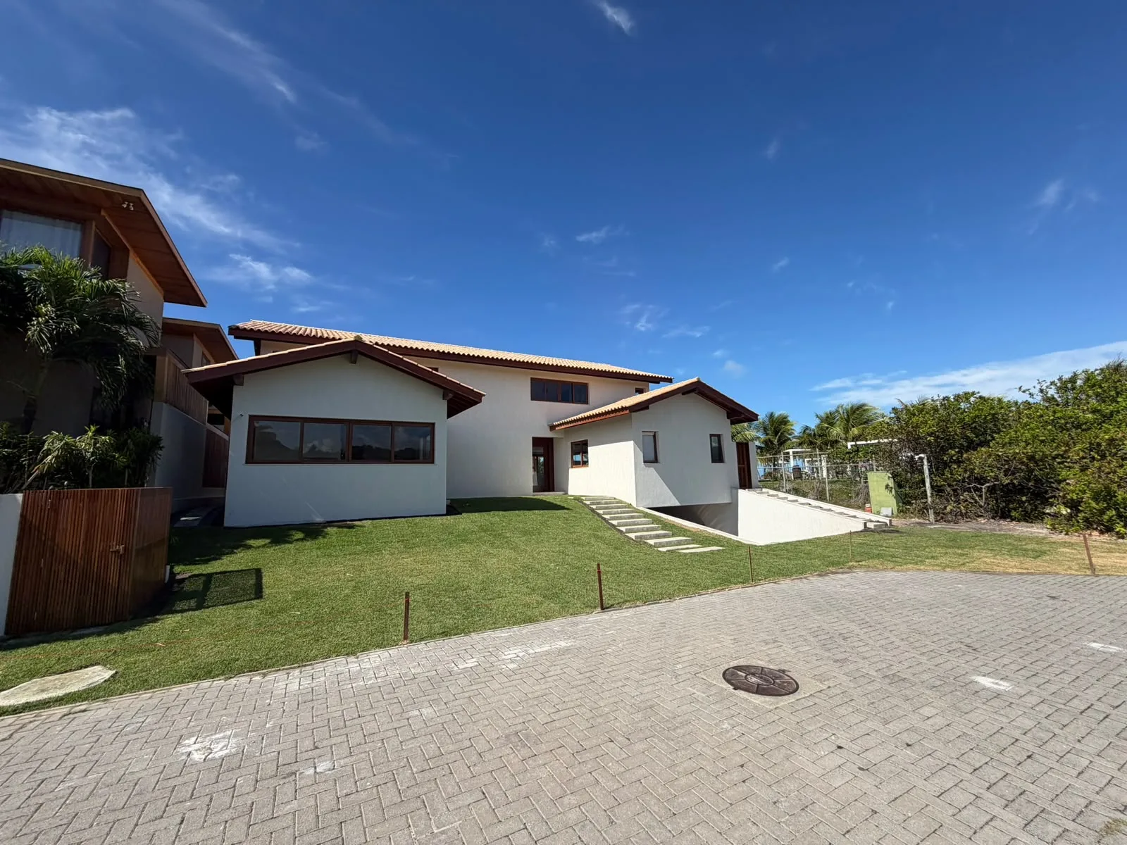 Fachada frontal da Casa D’Ávila em Praia do Forte