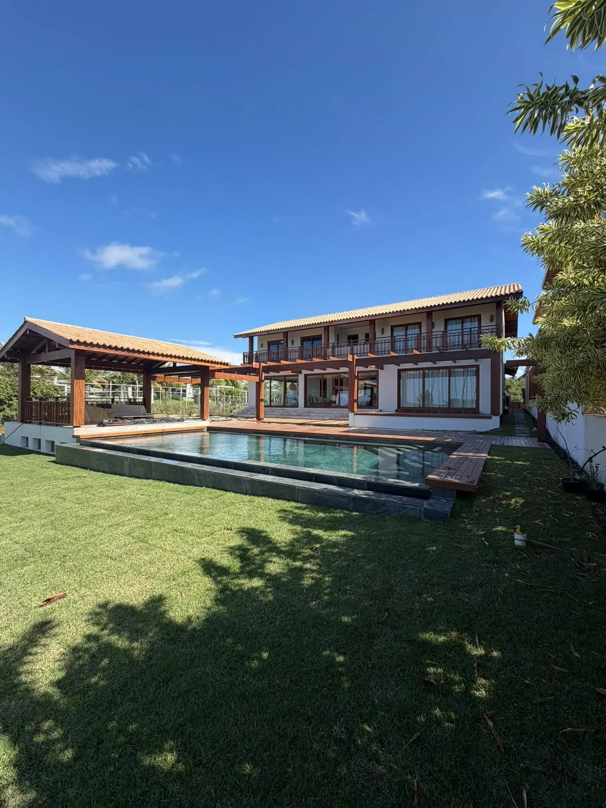 Vista geral da Casa D’Ávila com piscina e pavilhão
