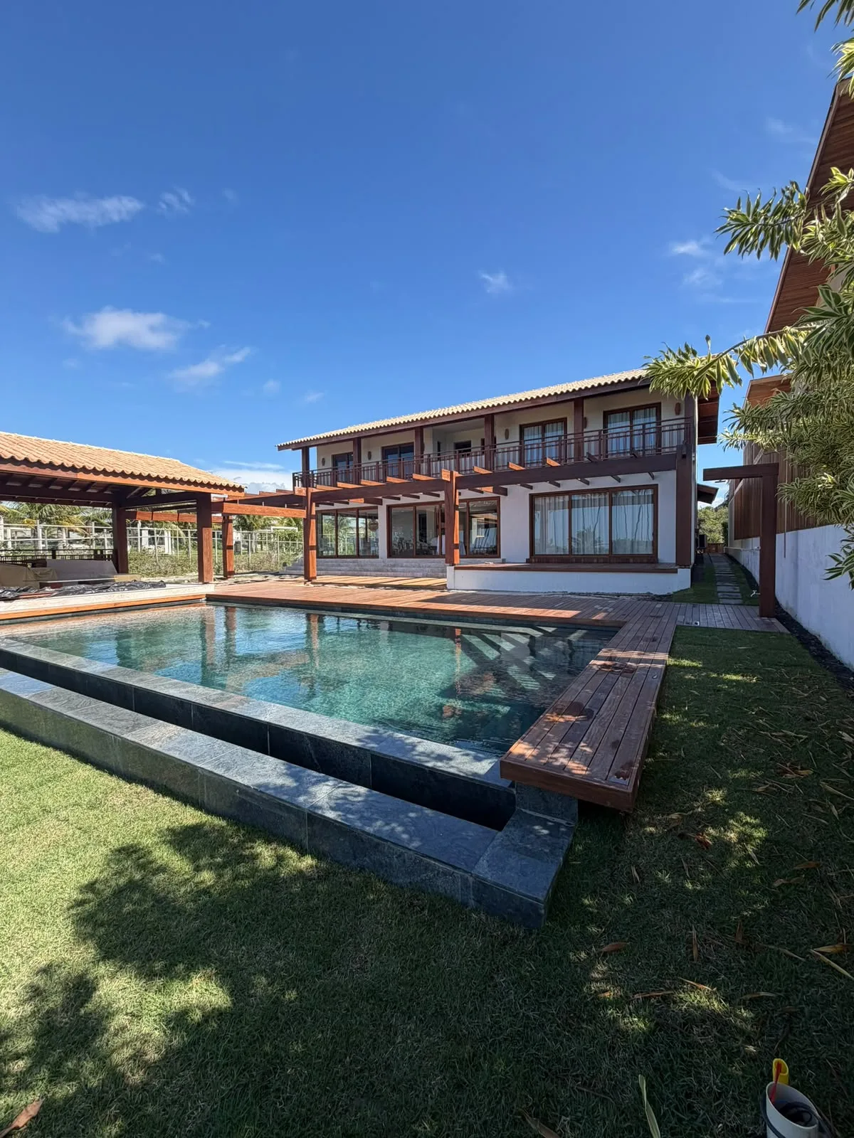 Fachada posterior, piscina e jardim da Casa D’Ávila