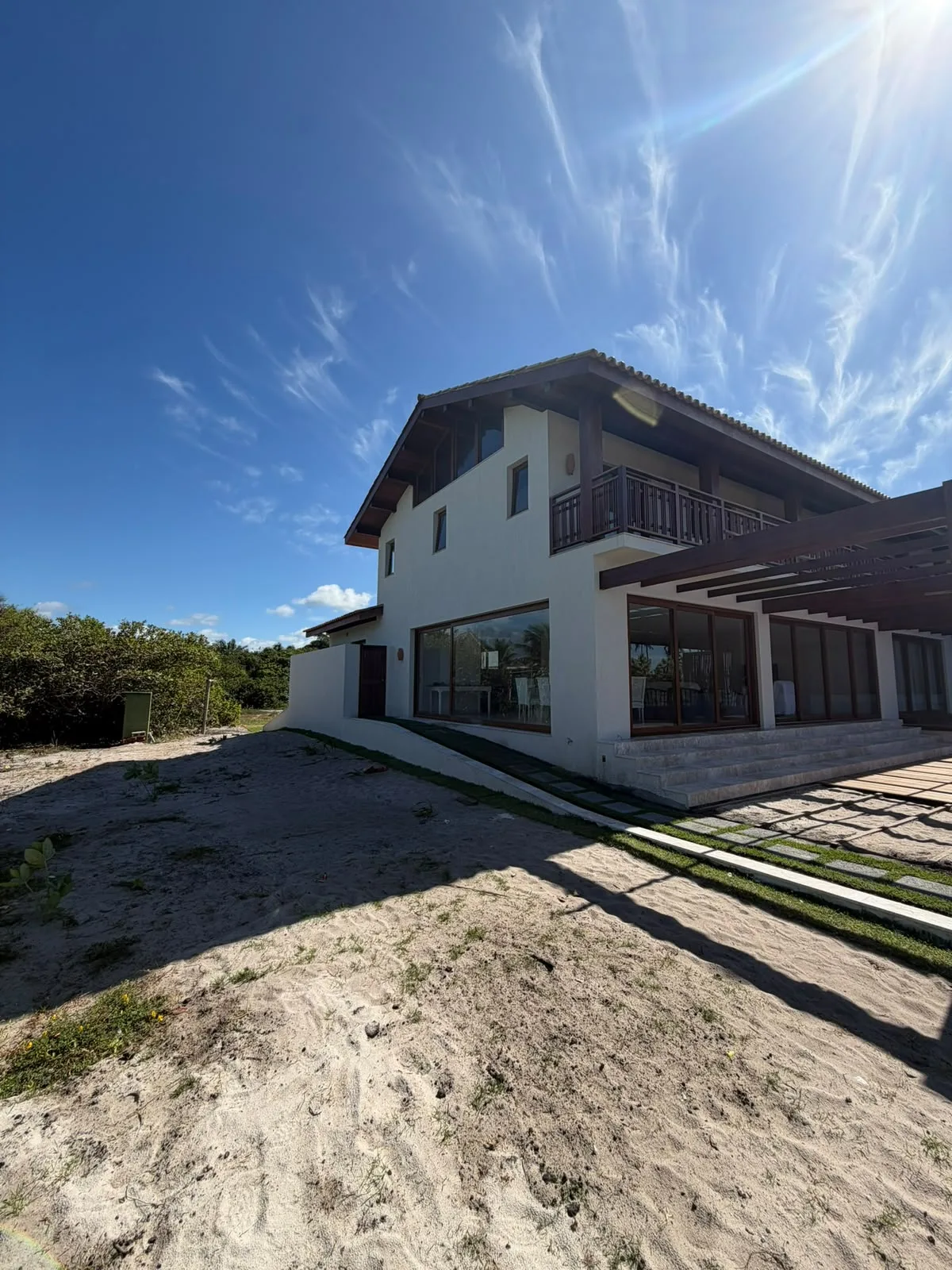 Fachada lateral com beirais e forros de madeira