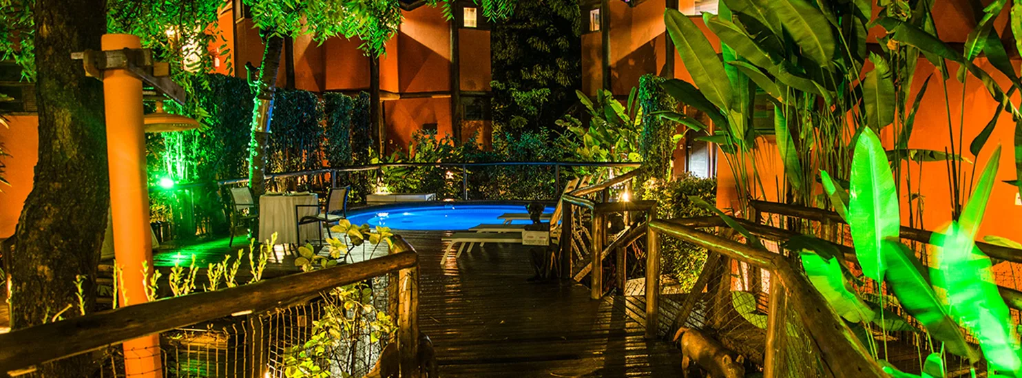 Deck, guarda-corpos e bangalôs em madeira da Pousada Triboju em Fernando de Noronha