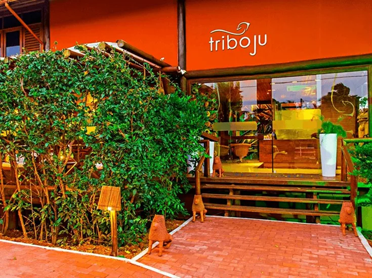 Escada e guarda-corpos de madeira na entrada da Pousada Triboju em Fernando de Noronha