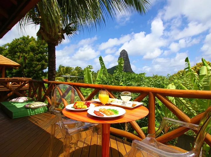 Deck de madeira da Pousada Triboju em Fernando de Noronha