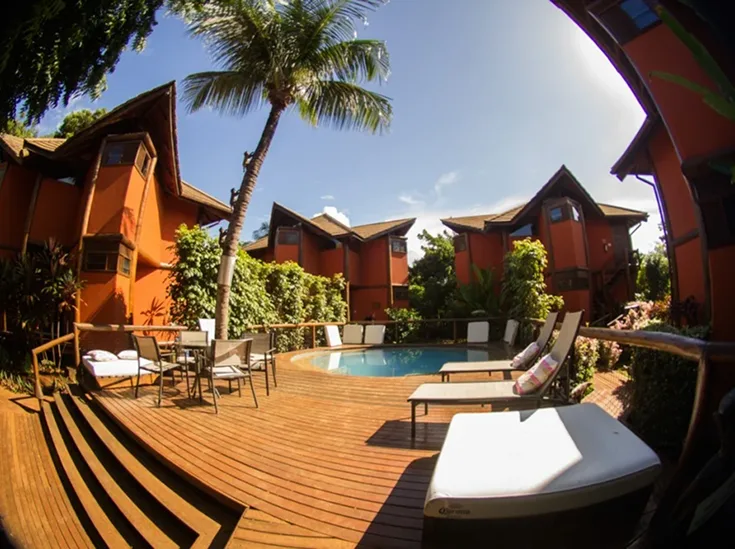 Deck de madeira entre piscina e bangalôs da Pousada Triboju em Fernando de Noronha